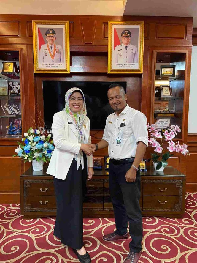 
					Koordinator SP4N-LAPOR! Kepri Vetrosia Indria Putra, S.Hum. (kanan), bersalaman dengan Sekda Kepri Misni (kiri) usai kegiatan Bimbingan Teknis Penguatan Kompetensi Petugas Pelayanan Pengaduan SP4N-LAPOR! di lingkungan Pemprov Kepri, Selasa (15/9/2026).