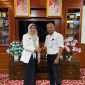 Koordinator SP4N-LAPOR! Kepri Vetrosia Indria Putra, S.Hum. (kanan), bersalaman dengan Sekda Kepri Misni (kiri) usai kegiatan Bimbingan Teknis Penguatan Kompetensi Petugas Pelayanan Pengaduan SP4N-LAPOR! di lingkungan Pemprov Kepri, Selasa (15/9/2026).