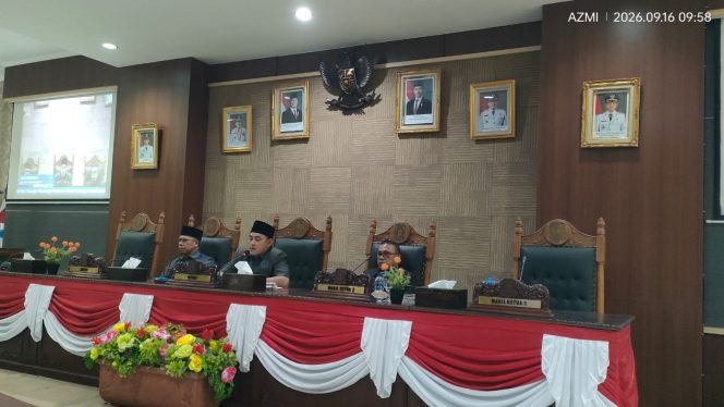 
					Ketua DPRD Kabupaten Kepulauan Anambas, Rian Kurniawan, membuka Rapat Paripurna DPRD dengan agenda penyampaian pandangan umum fraksi-fraksi terhadap Nota Keuangan dan Ranperda tentang Perubahan APBD Tahun Anggaran 2026, Rabu (16/9). 
