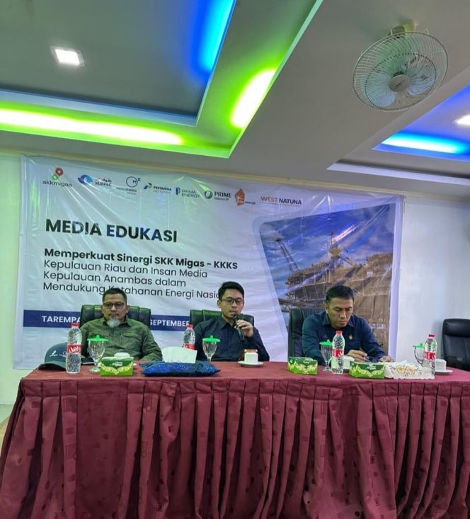 
					Perwakilan KKKS Andri Kristianto menyampaikan materi dalam kegiatan Media Edukasi SKK Migas Sumbagut–KKKS Wilayah Kepri di Tarempa Beach, Kabupaten Kepulauan Anambas, Kamis (17/9/2026).