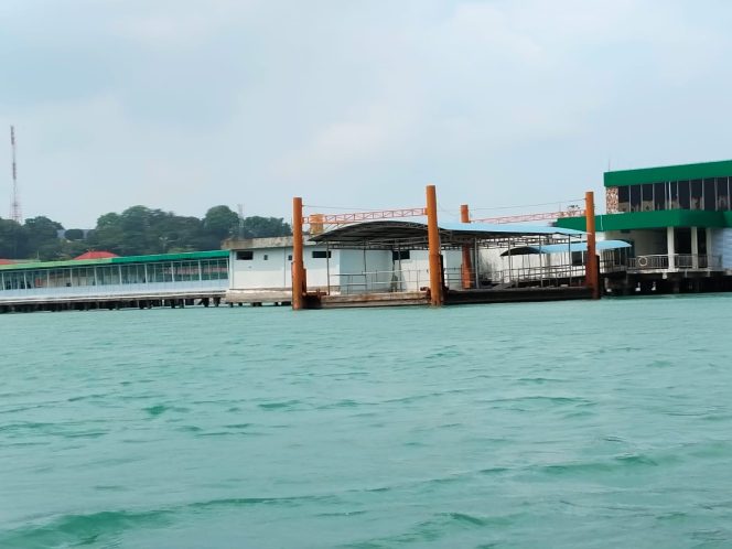 
					Pelabuhan Sri Bintan Pura (SBP) Tanjungpinang dinilai dapat menjadi alternatif akses yang lebih dekat bagi wisatawan menuju Pulau Penyengat, Minggu (20/9/2026). 