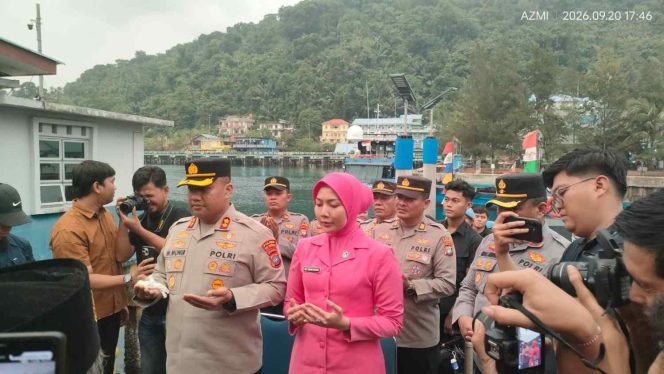 
					Wakil Bupati Kepulauan Anambas Raja Bayu Febri Gunadian bersama Sekda Sahtiar menyambut Kapolres Kepulauan Anambas AKBP Misbachul Munir beserta istri melalui prosesi adat Melayu di Pelabuhan Sri Siantan, Minggu (20/9/2026).