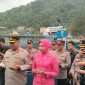 Wakil Bupati Kepulauan Anambas Raja Bayu Febri Gunadian bersama Sekda Sahtiar menyambut Kapolres Kepulauan Anambas AKBP Misbachul Munir beserta istri melalui prosesi adat Melayu di Pelabuhan Sri Siantan, Minggu (20/9/2026).