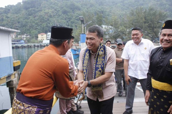 
					Wakil Bupati Kepulauan Anambas Raja Bayu Febri Gunadian menyambut Kajati Kepri beserta rombongan dengan prosesi adat Melayu di Pelabuhan Sri Siantan, Senin (21/9/2026).
