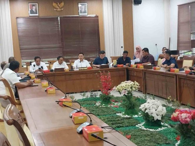 
					Anggota Komisi I DPRD Kota Batam Rival Pribadi memimpin rapat dengar pendapat terkait pengaduan Adek Maxkstia Indriawan, Selasa (22/9/2026).