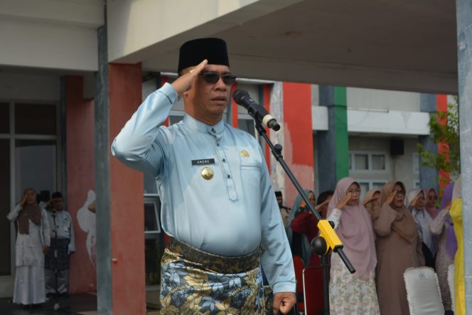 
					Bupati Kepulauan Anambas, Aneng, bertindak sebagai inspektur upacara, Kamis (24/9). 