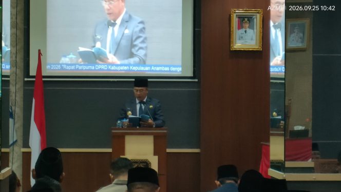 
					Bupati Kepulauan Anambas Aneng menyampaikan pidato pada rapat paripurna persetujuan bersama Ranperda Perubahan APBD Tahun Anggaran 2026. Aneng menegaskan pentingnya efisiensi anggaran di tengah keterbatasan fiskal daerah, Jum'at (25/9). 