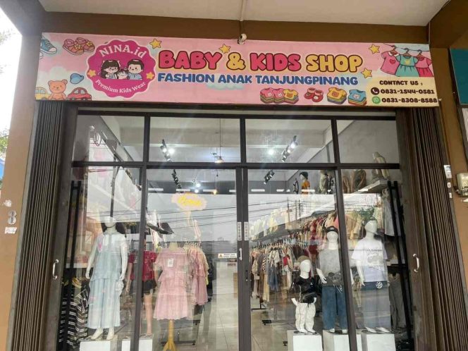 
					Toko Nina.id di kawasan KM 9, Tanjungpinang, yang menjadi lokasi pemeriksaan dan pengambilan 22 set baju bayi yang diduga dilakukan oleh personel Tipidter Polresta Tanjungpinang, Senin (28/9). 