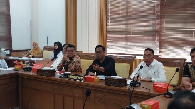 
					Pimpinan rapat Komisi I DPRD Kota Batam, Anwar Anas, saat memimpin Rapat Dengar Pendapat (RDP) terkait sengketa transaksi kendaraan, Selasa (29/9/2026).