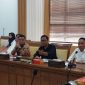 Pimpinan rapat Komisi I DPRD Kota Batam, Anwar Anas, saat memimpin Rapat Dengar Pendapat (RDP) terkait sengketa transaksi kendaraan, Selasa (29/9/2026).