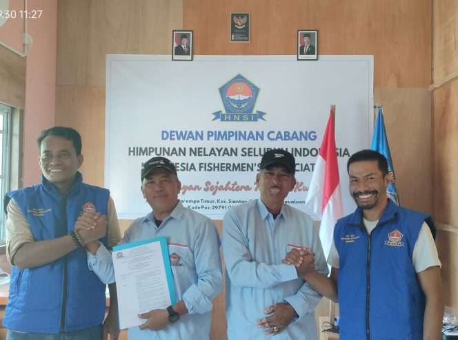 
					Ketua HNSI Kabupaten Kepulauan Anambas, Agustar, didampingi jajaran pengurus saat menyerahkan SK Plt Pengurus Ranting HNSI Kecamatan Siantan kepada Julaihi, Rabu (30/9/2026).