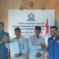 Ketua HNSI Kabupaten Kepulauan Anambas, Agustar, didampingi jajaran pengurus saat menyerahkan SK Plt Pengurus Ranting HNSI Kecamatan Siantan kepada Julaihi, Rabu (30/9/2026).
