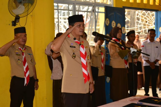 
					Wakil Bupati Kepulauan Anambas Raja Bayu Febri Gunadian saat melantik Pengurus Kwarran dan LPK Gerakan Pramuka Siantan Utara Masa Bakti 2026-2029 di Aula SMA Negeri 1 Siantan Utara, Rabu (30/9/2026).