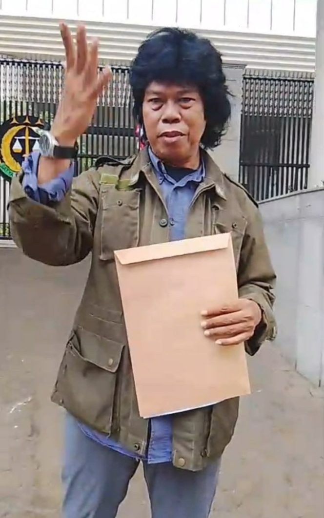 
					Mulkanur, Ketua RCW, menunjukkan dokumen laporan pengaduan dugaan suap terkait sejumlah proyek PT Pertamina Hulu Rokan (PHR) yang disampaikan ke Kejaksaan Agung RI. 