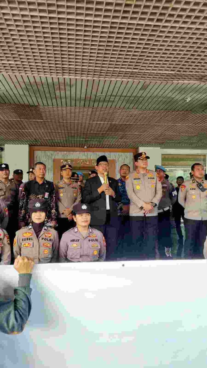 
					Ketua DPRD Kota Batam Haji Muhammad Kamaluddin menemui massa FSPMI yang menggelar aksi unjuk rasa di depan Kantor DPRD Kota Batam, Kamis (1/10/2026).