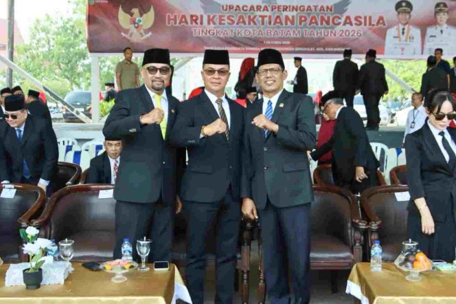 
					Ketua DPRD Kota Batam Haji Muhammad Kamaluddin, Wakil Ketua I Haji Aweng Kurniawan, dan Wakil Ketua III Muhammad Yunus Muda mengikuti Upacara Hari Kesaktian Pancasila tingkat Kota Batam di Dataran Engku Puteri, Batam Center, Kamis (1/10/2026).