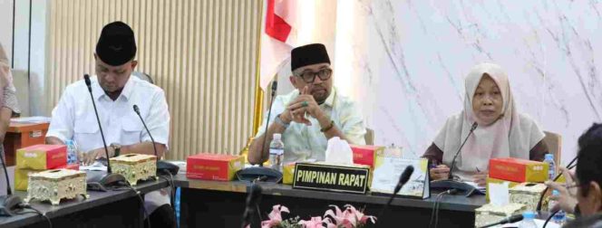 
					Ketua Bapemperda DPRD Kota Batam Hj. Siti Nurlailah memimpin rapat pembahasan usulan perubahan Perda tentang Ketertiban Umum bersama jajaran DPRD dan Pemko Batam, Kamis (1/10/2026).