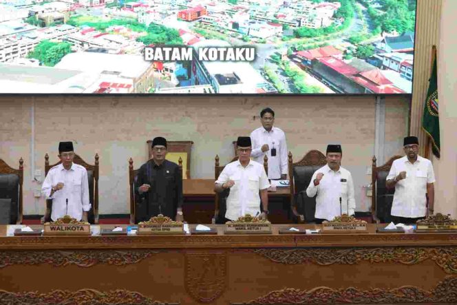 
					Ketua DPRD Kota Batam Haji Muhammad Kamaluddin bersama jajaran pimpinan DPRD memimpin rapat paripurna dengan agenda jawaban Wali Kota Batam terhadap pemandangan umum fraksi-fraksi atas Ranperda APBD Kota Batam Tahun Anggaran 2027, Rabu (7/10/2026).