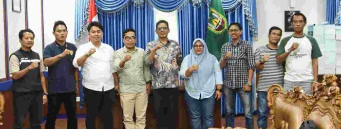 
					Ketua DPRD Kota Batam Haji Muhammad Kamaluddin menerima kunjungan silaturahmi Ketua IJTI Kepri Gusti Yenosa (Oca) bersama jajaran pengurus di ruang kerjanya, Kamis (8/10/2026). Pertemuan membahas silaturahmi, program kerja organisasi, dan rencana kegiatan sosial IJTI Kepri.