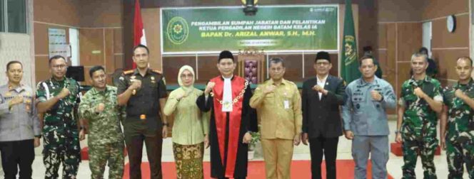 
					Ketua DPRD Kota Batam Haji Muhammad Kamaluddin foto bersama Ketua Pengadilan Negeri Batam Dr. Arizal Anwar, S.H., M.H., dan unsur Forkopimda usai kegiatan pengambilan sumpah jabatan dan pelantikan Ketua PN Batam, Senin (12/10/2026). 