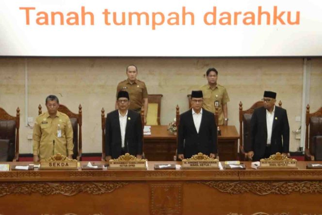 
					Ketua DPRD Kota Batam Haji Muhammad Kamaluddin memimpin rapat paripurna dengan agenda penyampaian Ranperda tentang Hak Keuangan dan Administratif Pimpinan dan Anggota DPRD serta Ranperda Perubahan Perda Ketertiban Umum, Senin (12/10/2026).