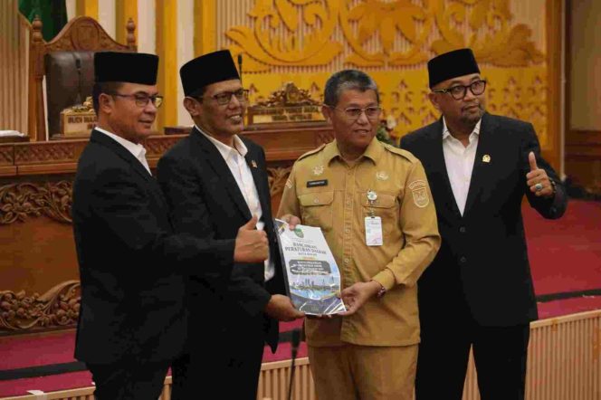 
					Ketua DPRD Kota Batam Haji Muhammad Kamaluddin memimpin rapat paripurna pembahasan Ranperda Perubahan Kedua Perda Nomor 16 Tahun 2007 tentang Ketertiban Umum, Senin (12/10/2026). 