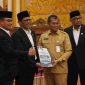 Ketua DPRD Kota Batam Haji Muhammad Kamaluddin memimpin rapat paripurna pembahasan Ranperda Perubahan Kedua Perda Nomor 16 Tahun 2007 tentang Ketertiban Umum, Senin (12/10/2026). 