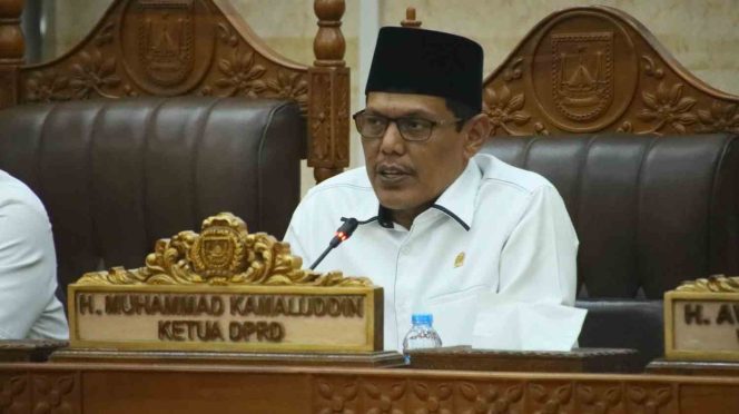 
					Ketua DPRD Kota Batam Haji Muhammad Kamaluddin memimpin rapat paripurna dengan agenda penyampaian pendapat Wali Kota Batam terhadap Ranperda tentang Hak Keuangan dan Administratif Pimpinan dan Anggota DPRD, Rabu (14/10/2026).