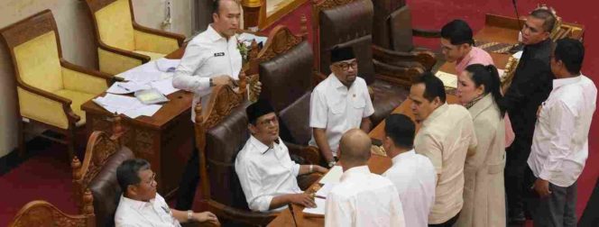 
					Ketua DPRD Kota Batam Haji Muhammad Kamaluddin memimpin rapat paripurna dengan agenda penyampaian pandangan umum fraksi-fraksi terhadap Ranperda Perubahan Kedua atas Perda Nomor 16 Tahun 2007 tentang Ketertiban Umum, Rabu (14/10/2026).
