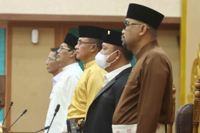 
					Ketua DPRD Kota Batam, Haji Muhammad Kamaluddin, memimpin rapat paripurna pembentukan Pansus Ranperda Perubahan Kedua Perda tentang Ketertiban Umum.