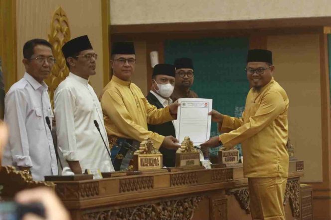 
					DPRD Kota Batam menetapkan Muhammad Syafe’i dari Fraksi PKS sebagai Ketua Pansus dan Setia Putra Tarigan dari Fraksi Partai Gerindra sebagai Wakil Ketua Pansus Ranperda tentang Hak Keuangan dan Administratif Pimpinan dan Anggota DPRD, Jum'at (16/10). 