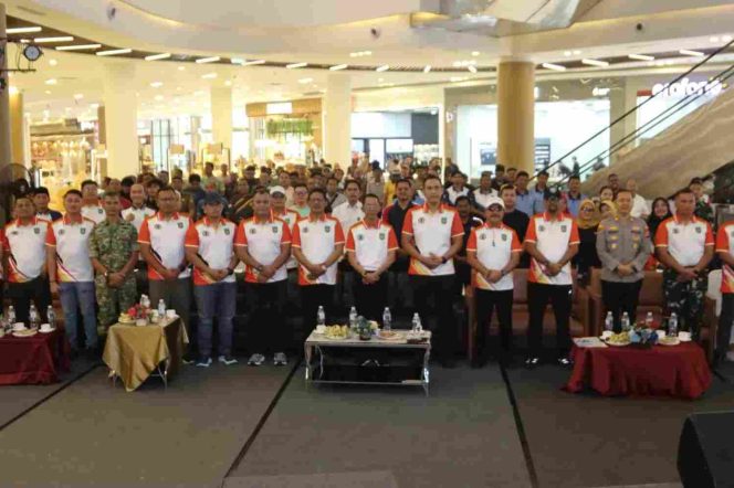 
					Wali Kota Batam, Amsakar Achmad, bersama Ketua DPRD Kota Batam, Haji Muhammad Kamaluddin, dan unsur Forkopimda saat membuka Kejuaraan Domino Orado dalam rangka HUT ke-26 DPRD Kota Batam di One Mall, Batam Center, Senin (19/10/2026).