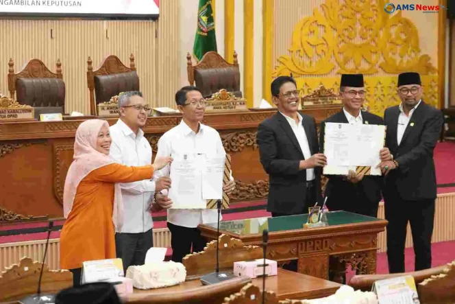 
					DPRD Kota Batam resmi menyetujui Rancangan Peraturan Daerah (Ranperda) tentang Pengelolaan Sampah melalui rapat paripurna dengan agenda penyampaian laporan Panitia Khusus (Pansus) dan pengambilan keputusan, Rabu (21/10/2026).