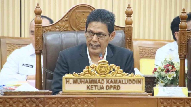 
					Ketua DPRD Kota Batam, H Muhammad Kamaluddin, menyampaikan permohonan maaf atas keterlambatan pelaksanaan rapat paripurna DPRD Batam yang dijadwalkan pada Rabu (21/10/2026).