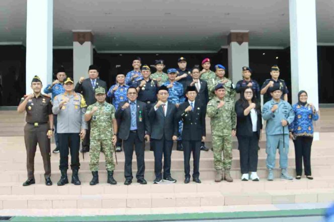 
					Ketua DPRD Kota Batam Haji Muhammad Kamaluddin bersama Wali Kota Batam Amsakar Achmad dan jajaran Forkopimda berfoto bersama usai upacara peringatan Hari Sumpah Pemuda ke-98 di Dataran Engku Puteri, Batam Center, Rabu (28/10/2026).