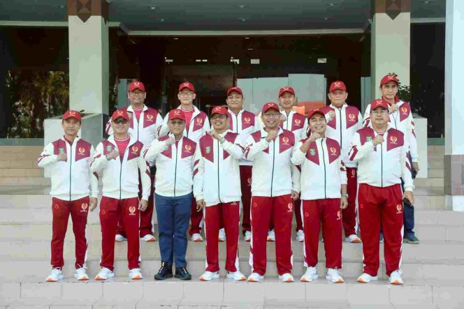 
					Ketua DPRD Kota Batam Haji Muhammad Kamaluddin bersama jajaran pejabat dan kontingen atlet Kota Batam dalam acara pelepasan 442 atlet yang akan berlaga pada Porprov Kepri VI Tahun 2026 di Dataran Engku Puteri, Batam Center, Selasa (27/10/2026).