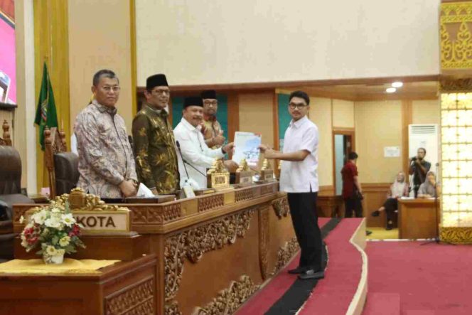 
					Ketua DPRD Kota Batam Haji Muhammad Kamaluddin memimpin Rapat Paripurna Penetapan Propemperda Kota Batam Tahun 2027, Kamis (29/10/2026).