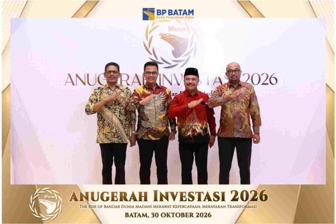 
					Ketua DPRD Kota Batam Haji Muhammad Kamaluddin bersama Wakil Ketua I, II, dan III menghadiri malam Anugerah Investasi 2026 di Hotel Mercure, Jumat (30/10/2026).