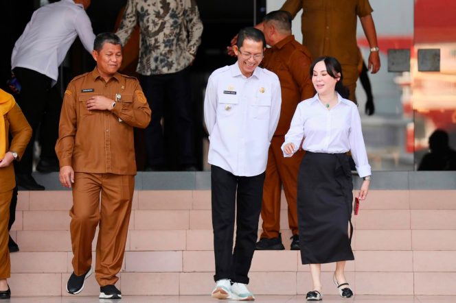 
					Wali Kota Batam sekaligus Ex-Officio Kepala BP Batam, Amsakar Achmad (tengah) bersama Wakil Walikota Batam, Li Claudia Chandra 9kanan). Foto : Istimewa