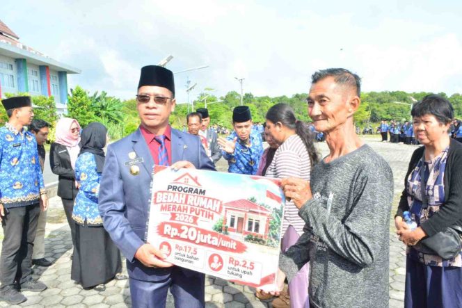 
					Bupati Kepulauan Anambas Aneng bersama Wakil Bupati Raja Bayu menyerahkan bantuan sosial secara simbolis kepada masyarakat penerima bantuan usai Upacara Hari Kesaktian Pancasila di Lapangan Apel Pasir Peti, Tarempa, Kamis (1/10/2026).