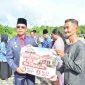 Bupati Kepulauan Anambas Aneng bersama Wakil Bupati Raja Bayu menyerahkan bantuan sosial secara simbolis kepada masyarakat penerima bantuan usai Upacara Hari Kesaktian Pancasila di Lapangan Apel Pasir Peti, Tarempa, Kamis (1/10/2026).