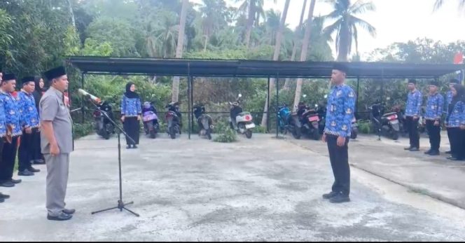 
					Camat Siantan Tengah, Firdaus, S.Sos., memimpin Upacara Peringatan Hari Kesaktian Pancasila di halaman Kantor Camat Siantan Tengah, Kamis(1/10/2026).