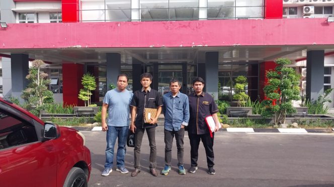 
					Pelapor Adek M Indriawan di dampingin Tim Kuasa Hukum saat di wawancara di depan gedung Dirreskrimsus Polda Kepri, Kamis (1/10/2026). 