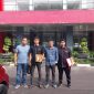 Pelapor Adek M Indriawan di dampingin Tim Kuasa Hukum saat di wawancara di depan gedung Dirreskrimsus Polda Kepri, Kamis (1/10/2026). 
