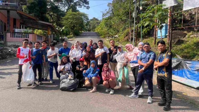 
					Sejumlah ASN dari berbagai OPD Kabupaten Kepulauan Anambas bergotong royong membersihkan kawasan Kota Tarempa, Jumat (2/10/2026), menjelang rencana kunjungan Presiden RI.