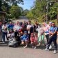 Sejumlah ASN dari berbagai OPD Kabupaten Kepulauan Anambas bergotong royong membersihkan kawasan Kota Tarempa, Jumat (2/10/2026), menjelang rencana kunjungan Presiden RI.