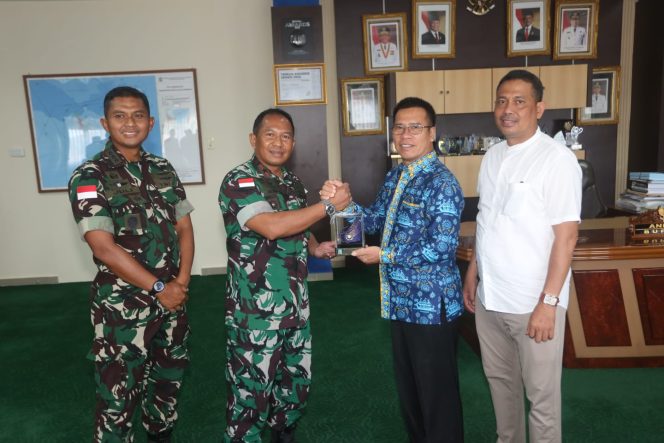 
					Bupati Kepulauan Anambas Aneng menerima kunjungan silaturahmi Danlanud Raden Sadjad Natuna di ruang kerja Bupati, Jumat (2/10/2026).