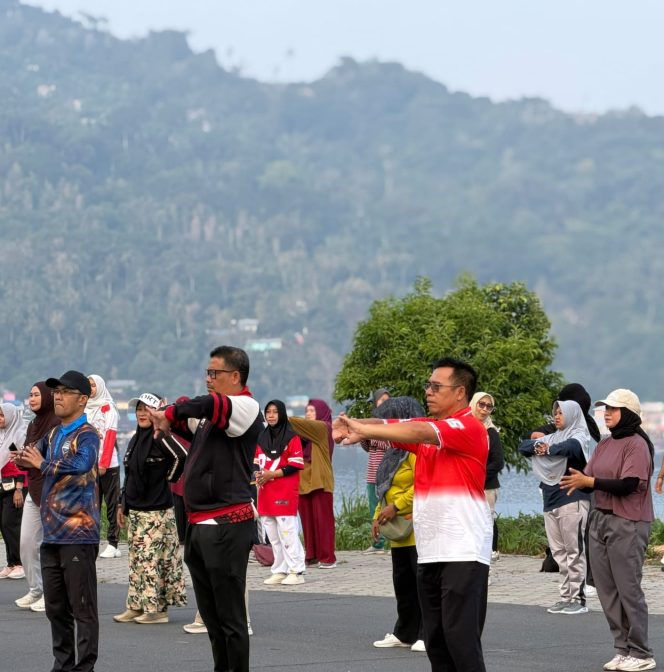 
					Bupati Kepulauan Anambas Aneng bersama Sekda Sahtiar mengikuti kegiatan Minggu Energi Baru (MEB) Day di area Masjid Agung Baitul Ma'mur Anambas, Minggu (4/10/2026).