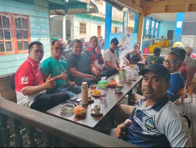 
					Bupati Kepulauan Anambas Aneng menikmati kopi bersama sejumlah perangkat daerah dan Kepala Desa Sri Tanjung di Kedai Kopi Mak Alang, depan Pasar Ikan Tarempa, Minggu (04/10/2026), usai mengikuti kegiatan MEB Day.