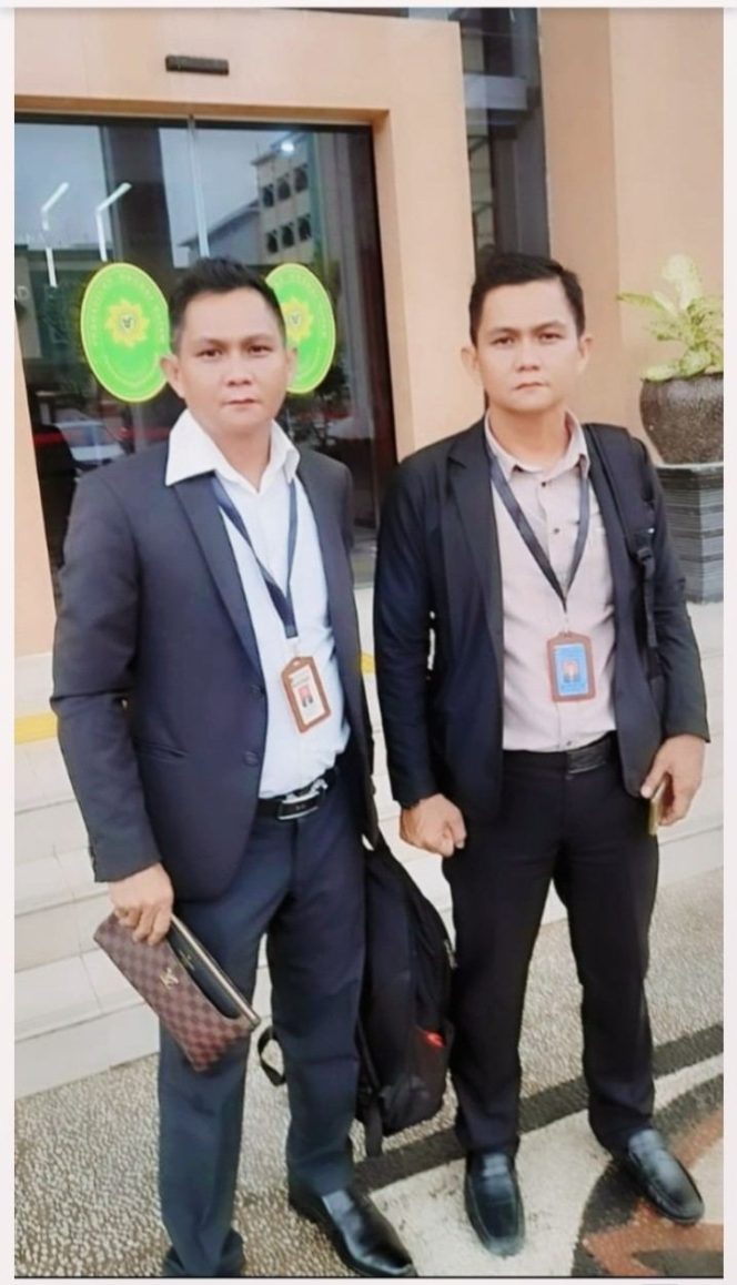 
					Kuasa hukum RJK & Partners, Jack Kuhon, S.E., S.H., M.H., bersama Rio Kuhon, S.H., berfoto usai persidangan perkara gugatan wanprestasi ruko tiga lantai di Pengadilan Negeri Batam.